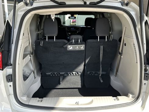 Used 2020 Chrysler Pacifica Touring image 30