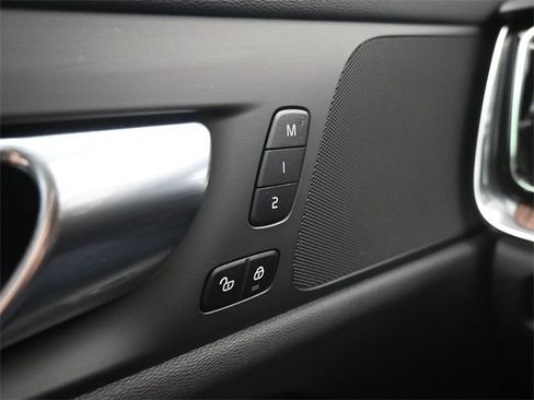 Used 2024 Volvo V60 B5 Cross Country Plus image 29