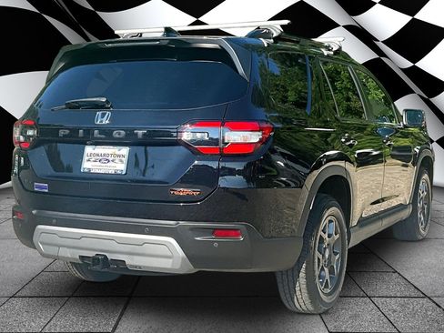 Used 2023 Honda Pilot TrailSport image 2