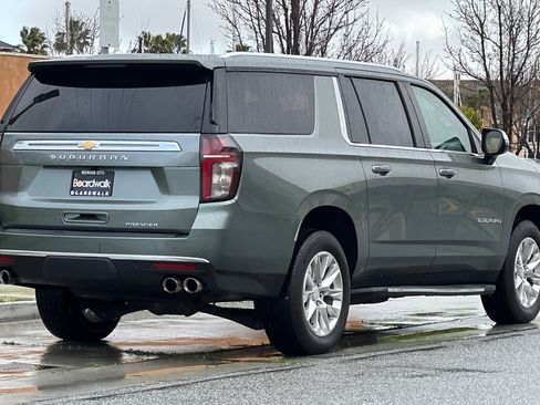 Used 2023 Chevrolet Suburban Premier image 4