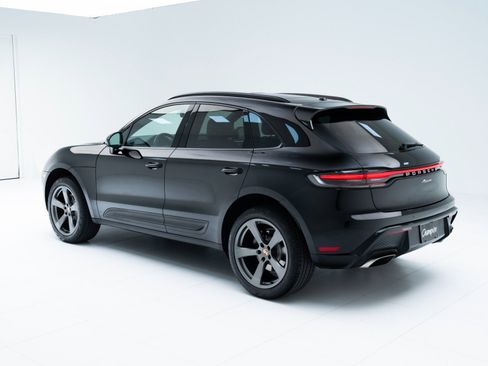 Used 2025 Porsche Macan image 3