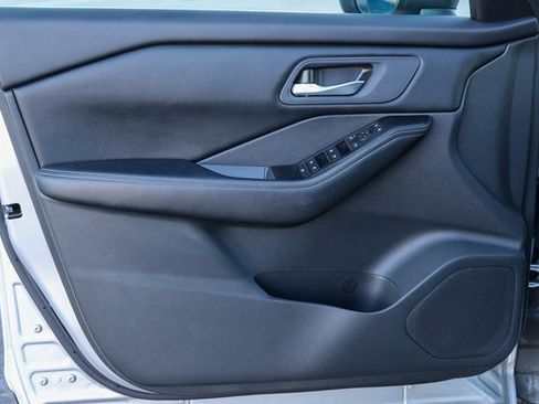 Used 2025 Nissan Rogue SV image 11