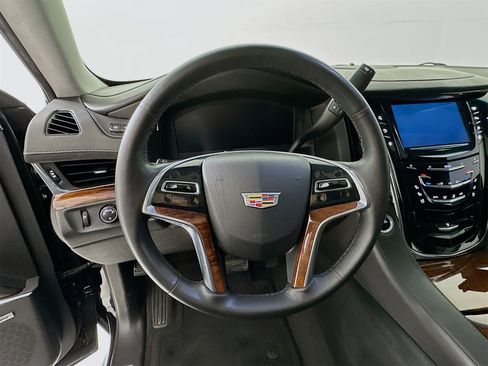 Used 2015 Cadillac Escalade Luxury image 12