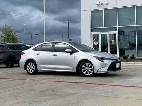 Used 2025 Toyota Corolla LE FWD image 5