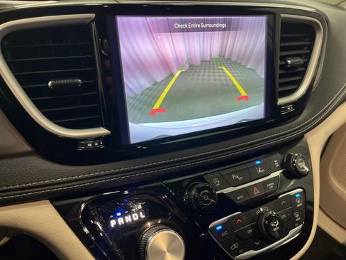 Used 2023 Chrysler Pacifica Touring-L image 21