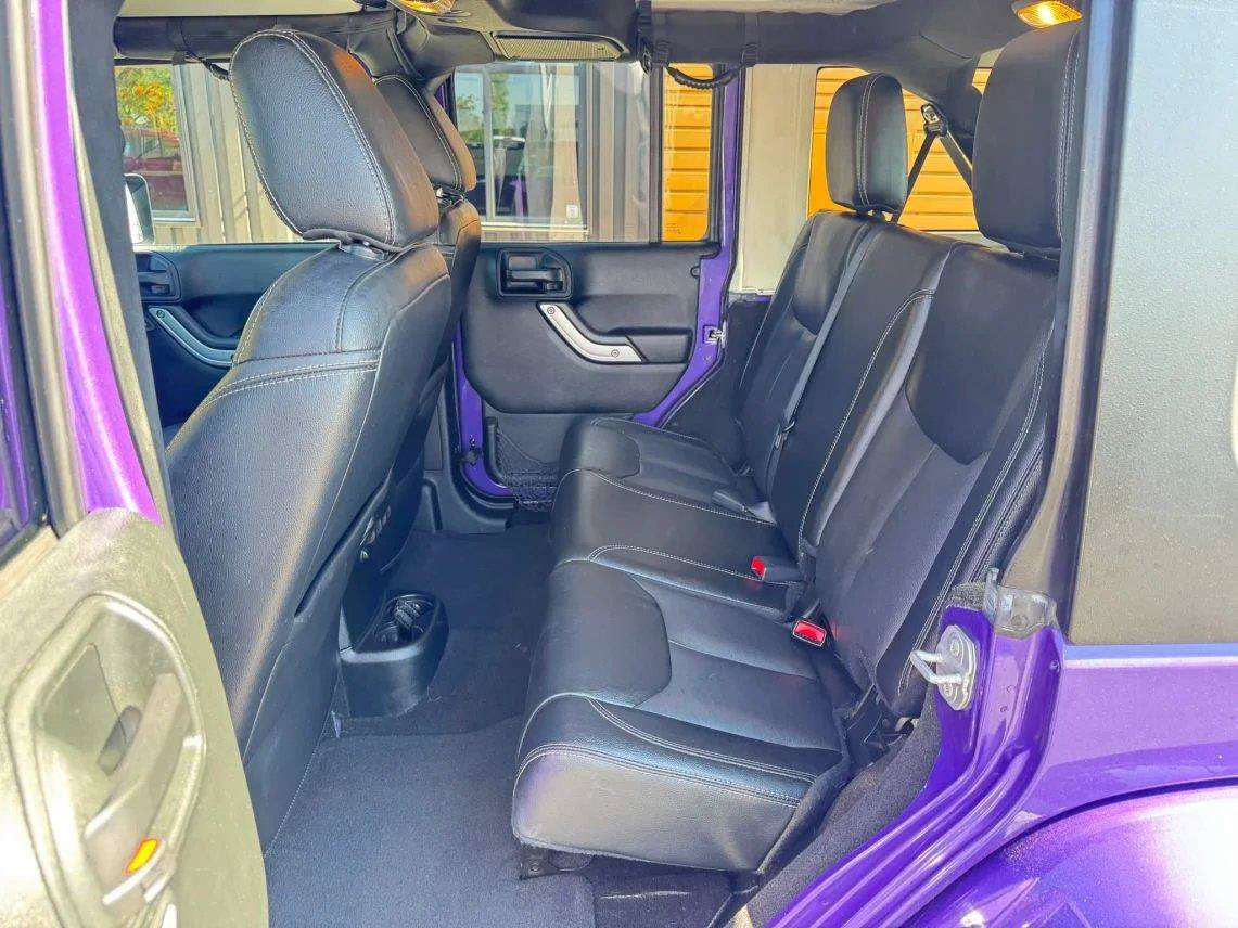 Used 2018 Jeep Wrangler Unlimited Sahara w/ Dual Top Group AWD/4WD image 19