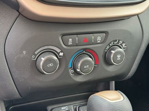 Used 2018 Jeep Cherokee Latitude AWD/4WD image 12