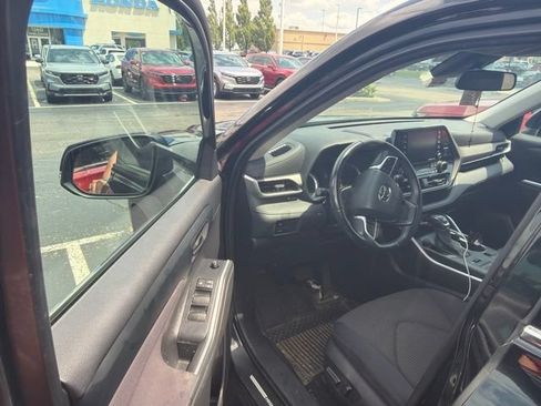 Used 2022 Toyota Highlander LE AWD/4WD image 5