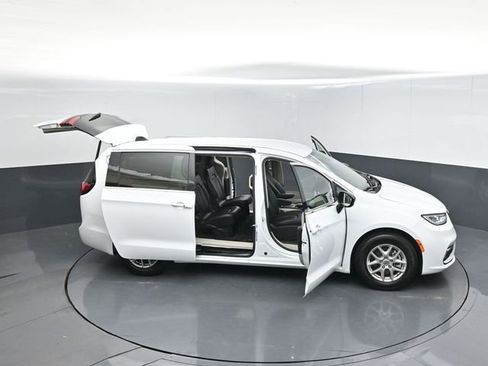 Used 2024 Chrysler Pacifica Touring-L FWD image 58
