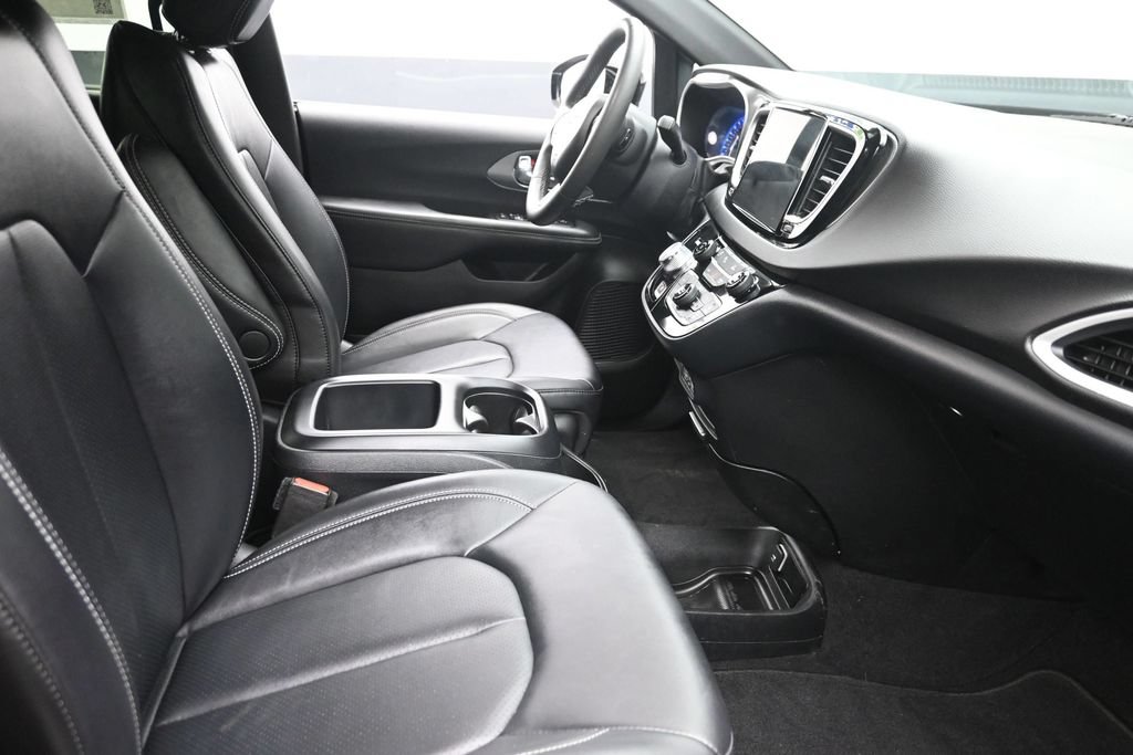 Used 2025 Chrysler Pacifica Select FWD image 9