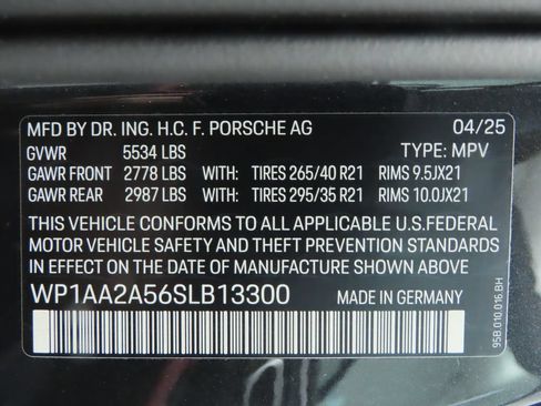 Certified 2025 Porsche Macan AWD/4WD image 36