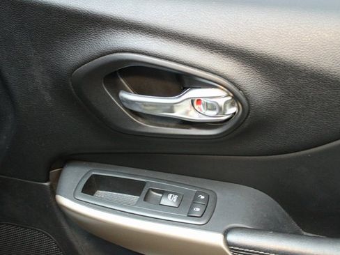 Used 2017 Jeep Cherokee Limited image 9