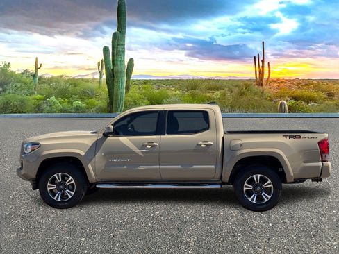 Used 2017 Toyota Tacoma TRD Sport w/ Tow Package image 3