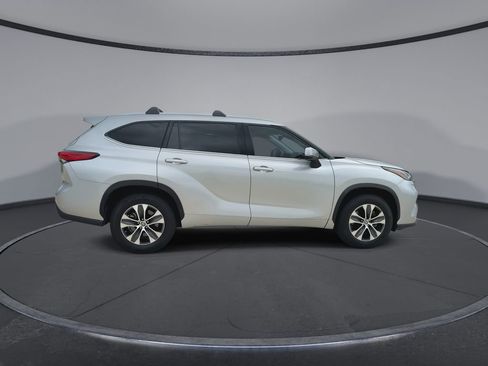 Used 2022 Toyota Highlander XLE FWD image 9