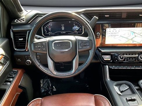 Used 2025 GMC Sierra 2500 Denali Ultimate image 9