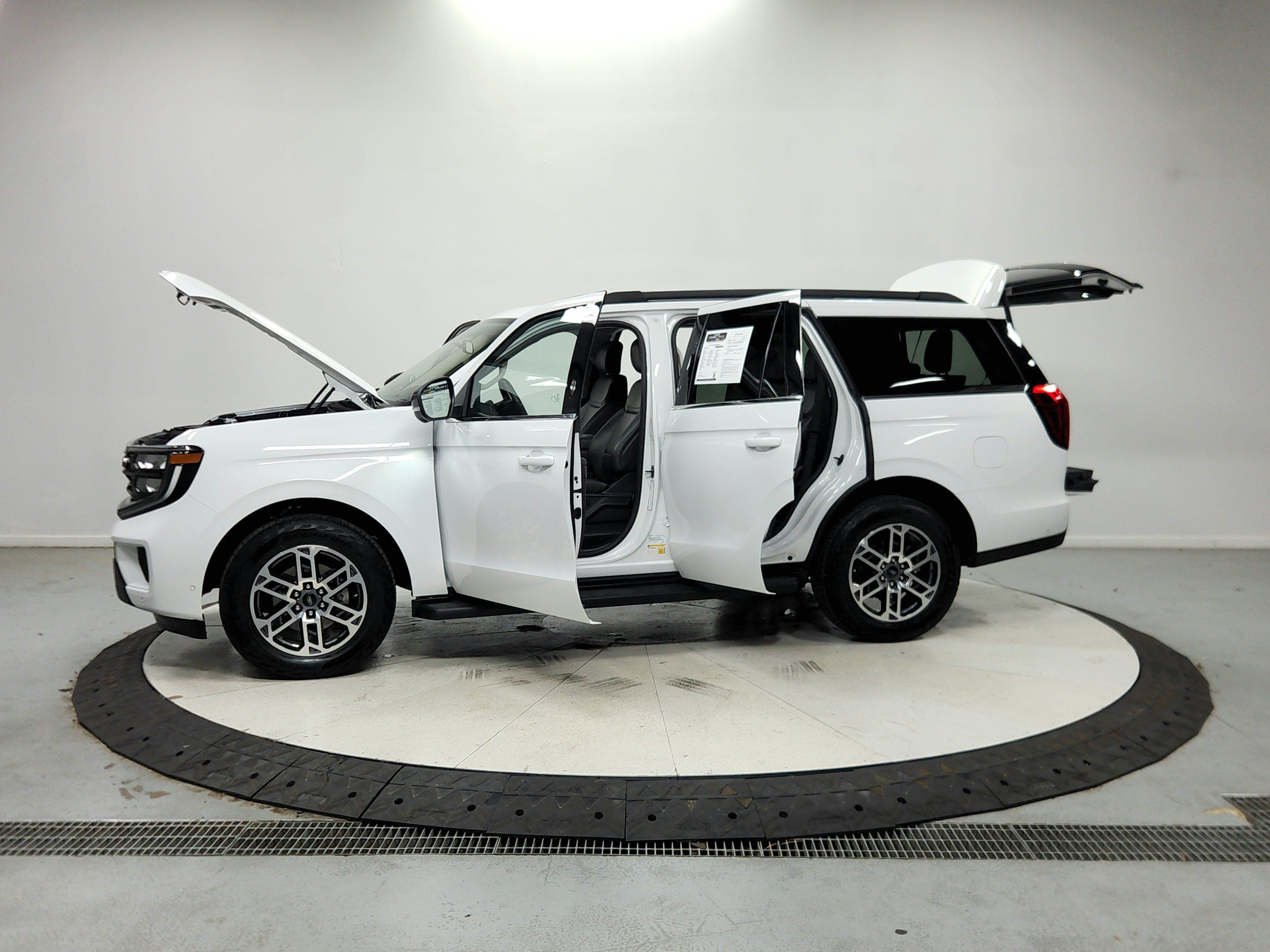 Used 2025 Ford Expedition Active AWD/4WD image 13