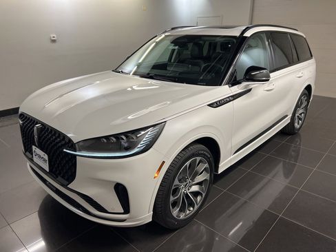 New 2026 Lincoln Aviator AWD image 3