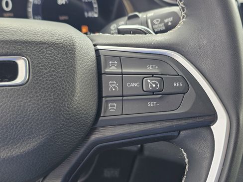 Used 2023 Jeep Grand Cherokee Altitude AWD/4WD image 22