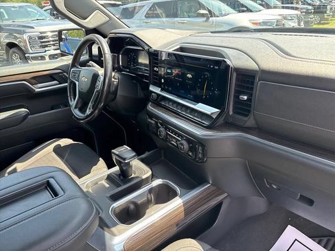 Used 2022 Chevrolet Silverado 1500 LT w/ Z71 Off-Road Package AWD/4WD image 13
