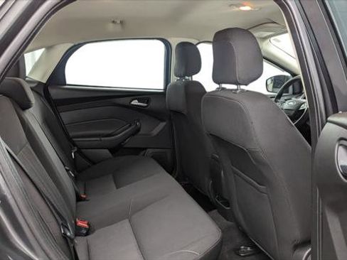 Used 2018 Ford Focus SE w/ SE Appearance Package image 17