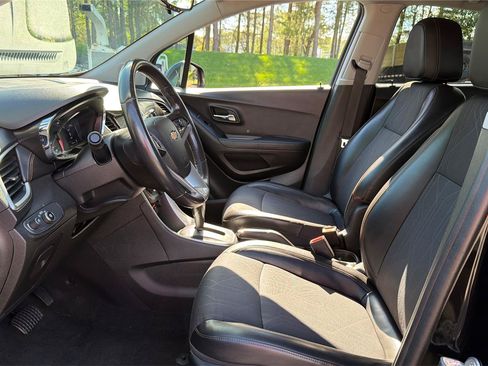 Used 2019 Chevrolet Trax LT w/ LT Convenience Package AWD/4WD image 10