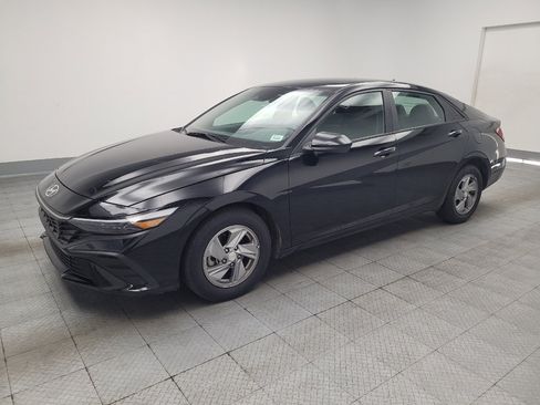 Used 2024 Hyundai Elantra SE FWD image 2