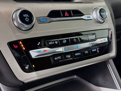 Certified 2022 Ford Explorer XLT w/ Equipment Group 202A image 18