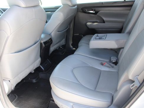 Used 2022 Toyota Highlander XLE AWD/4WD image 14