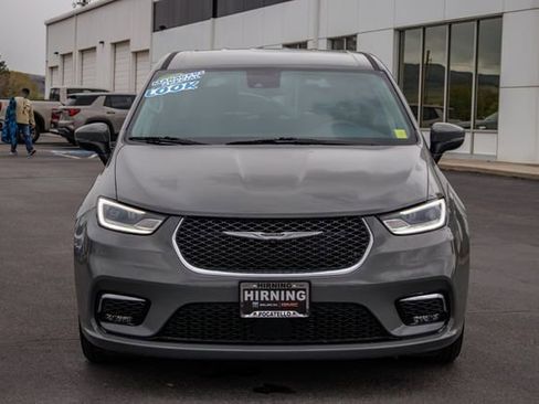 Used 2023 Chrysler Pacifica Touring-L FWD image 2