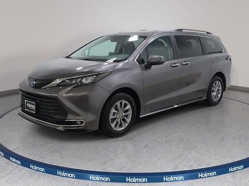Certified 2024 Toyota Sienna XLE FWD image 1