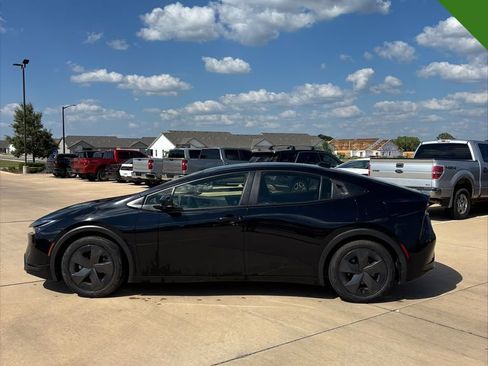 Used 2024 Toyota Prius LE FWD image 2