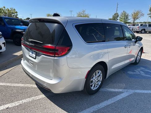 New 2026 Chrysler Pacifica Select image 29