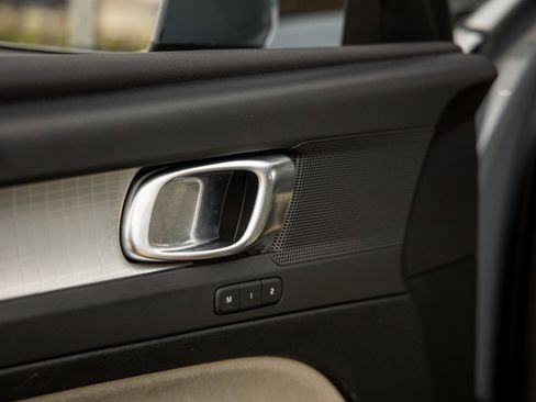 Used 2021 Volvo XC40 T5 Momentum w/ Protection Package Premier image 17