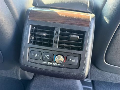 Used 2013 Toyota Avalon Limited w/ Technology Pkg FWD image 19
