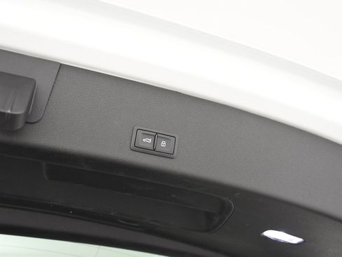 Used 2021 Audi e-tron Prestige w/ Prestige Package image 23