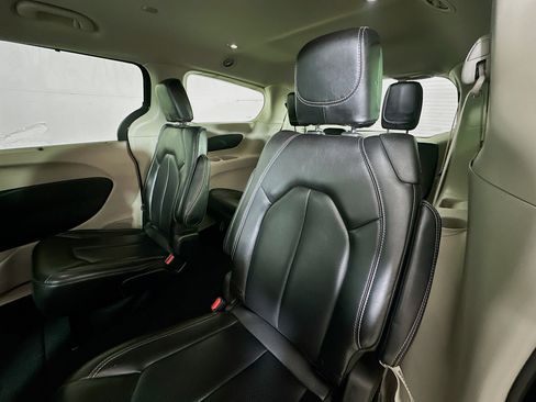 Used 2023 Chrysler Pacifica Touring-L image 22