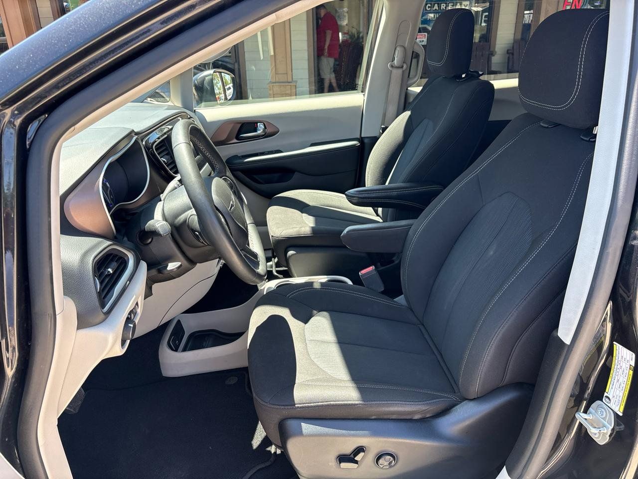 Used 2023 Chrysler Voyager LX FWD image 9