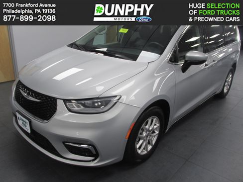 Used 2023 Chrysler Pacifica Touring-L FWD image 1