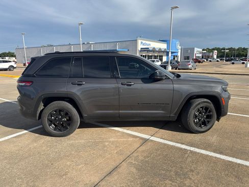 Used 2024 Jeep Grand Cherokee Altitude AWD/4WD image 8