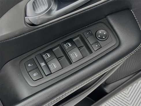Used 2025 Chrysler Pacifica Select FWD image 20