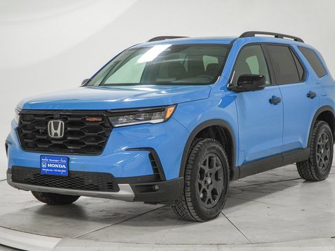 Certified 2025 Honda Pilot TrailSport image 4
