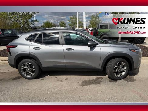 Used 2025 Chevrolet Trax LT FWD image 4