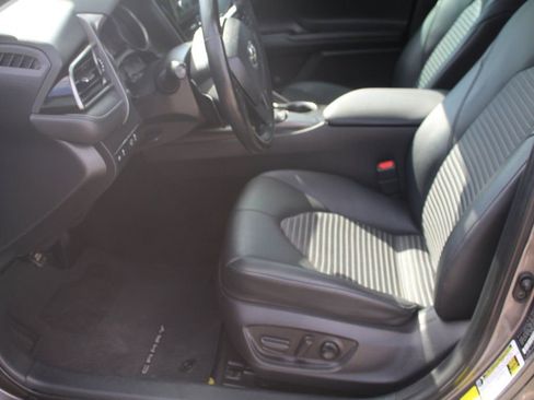 Used 2021 Toyota Camry SE image 3