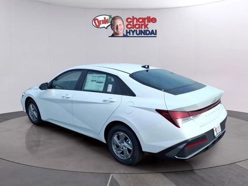 New 2026 Hyundai Elantra SE FWD image 3