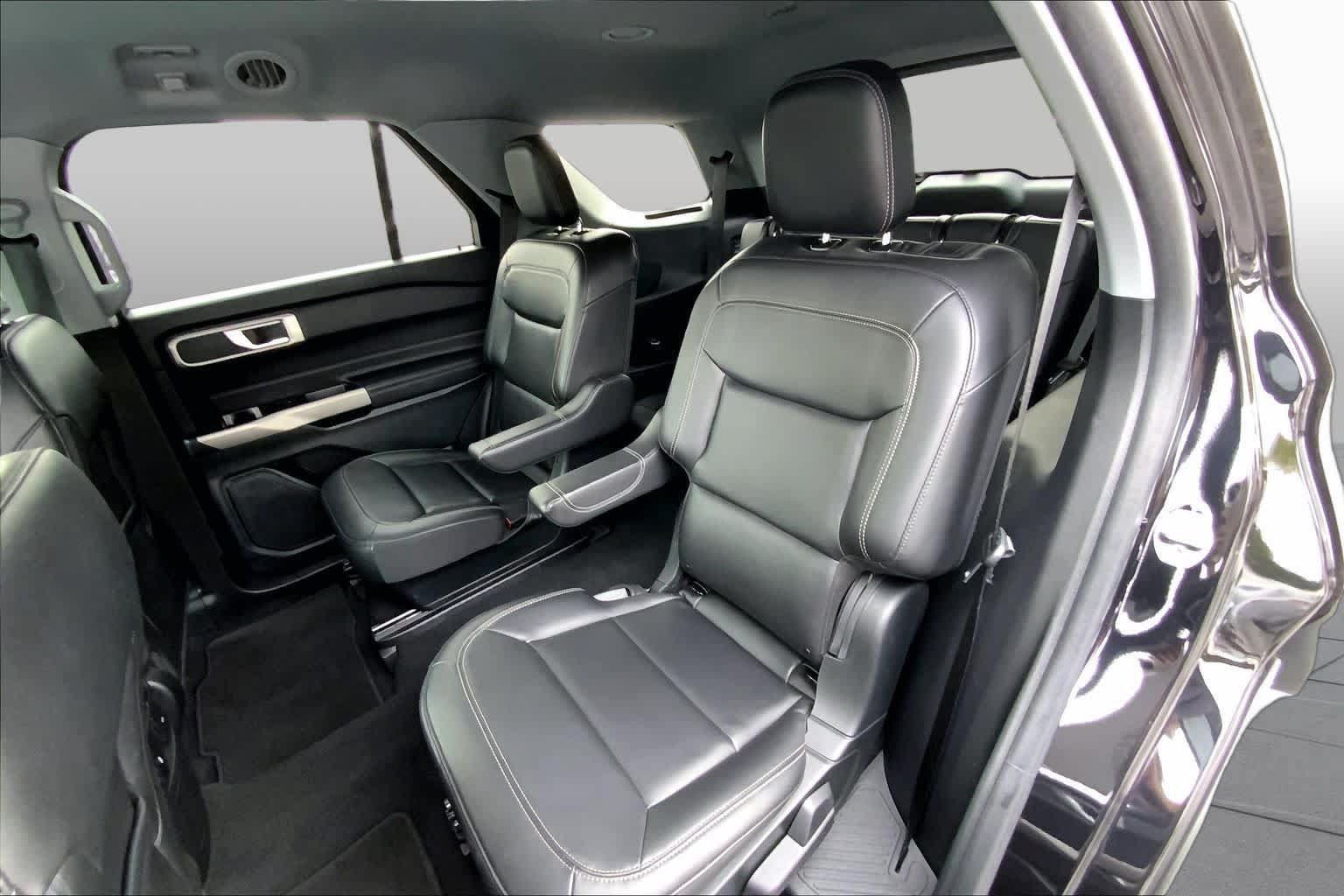 Used 2024 Ford Explorer XLT w/ Equipment Group 202A RWD image 18