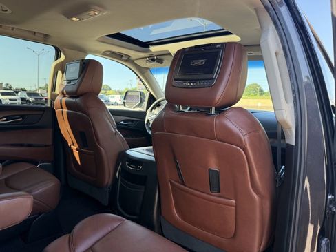 Used 2017 Cadillac Escalade Luxury AWD/4WD image 32
