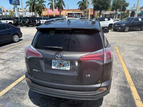 Used 2018 Toyota RAV4 LE FWD image 5