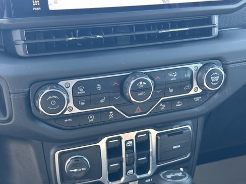 Used 2024 Jeep Wrangler Unlimited Rubicon w/ Technology Group image 36