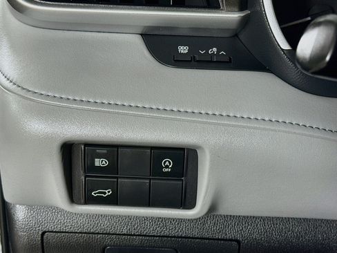 Used 2023 Toyota Highlander XLE AWD/4WD image 12