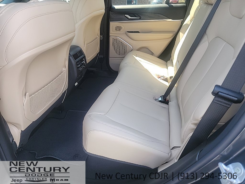 New 2026 Jeep Grand Cherokee Limited w/ Limited Altitude Package AWD/4WD image 19